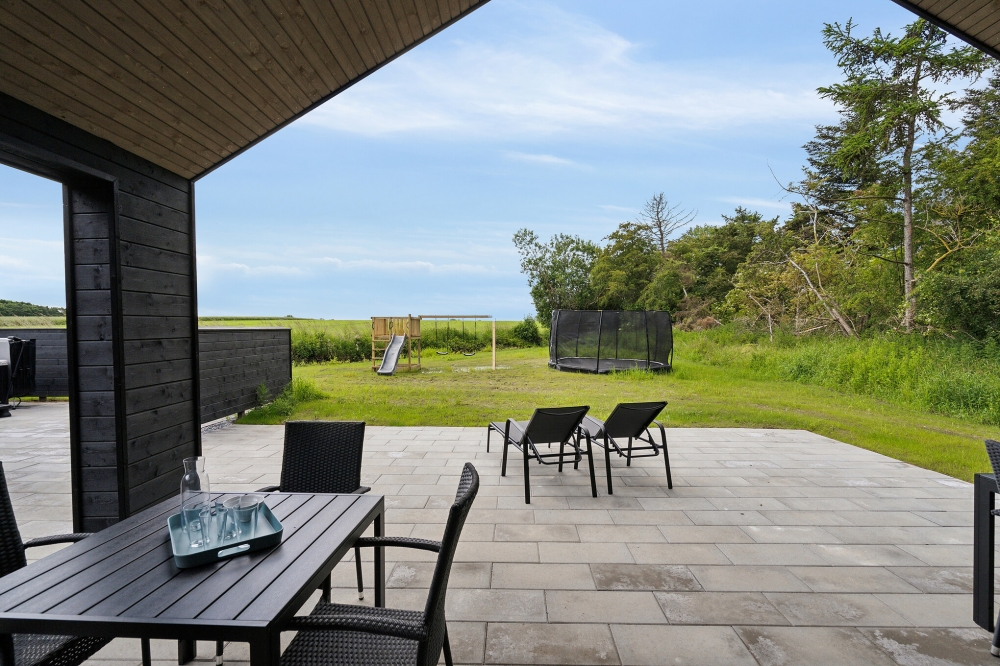På terrassen i sommarhus nr 621 finns det plats för upp till 16 gäster.