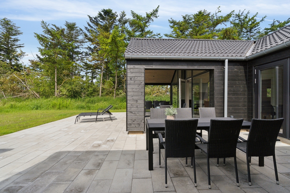 Njut av en grillkväll på terrassen i lyxstuga nr 621 i Bornholm