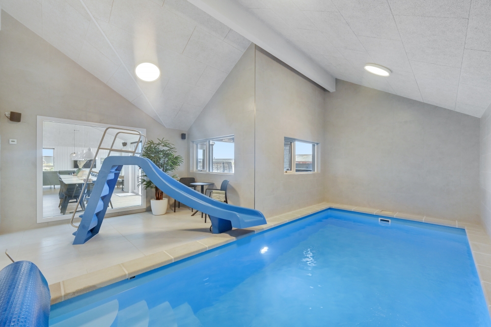Sommarstuga 622 är inredd med en smakfull poolavdelning som har vattenrutschbana, ett stort inbyggt spapad och bastu