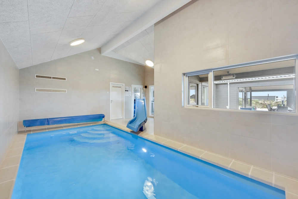 Den härliga poolen i lyxstuga nr 622 för 18 personer