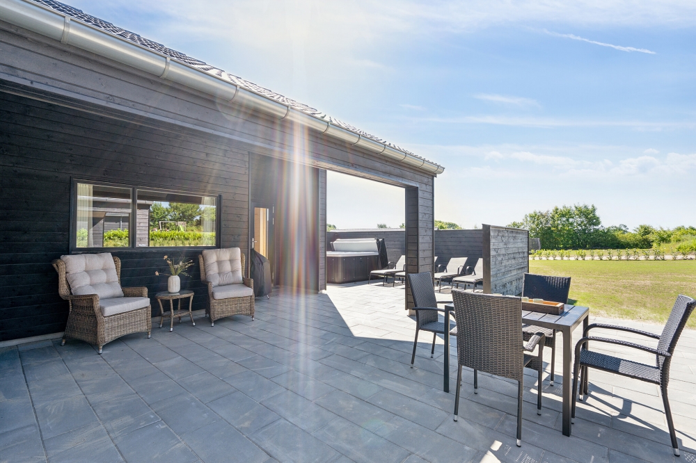 På terrassen i sommarhus nr 622 finns det plats för upp till 18 gäster.