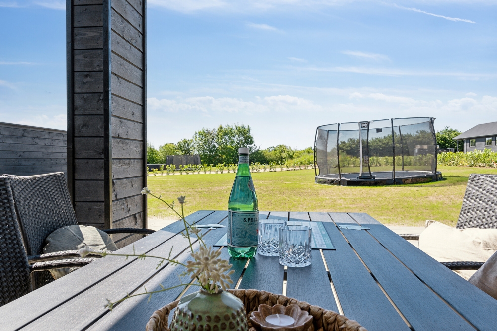 Njut av en grillkväll på terrassen i lyxstuga nr 622 i Bornholm