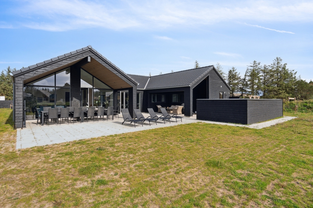 Den praktfulla poolstugan nr 622 med plats för 18 personer ligger i Bornholm