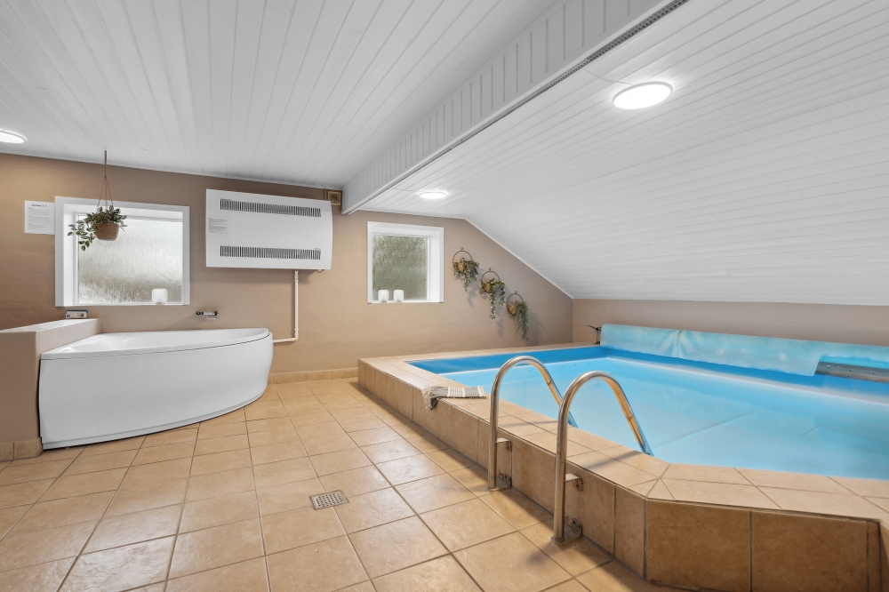 Sommarstuga 623 är inredd med en smakfull poolavdelning som har vattenrutschbana, ett stort inbyggt spapad och bastu