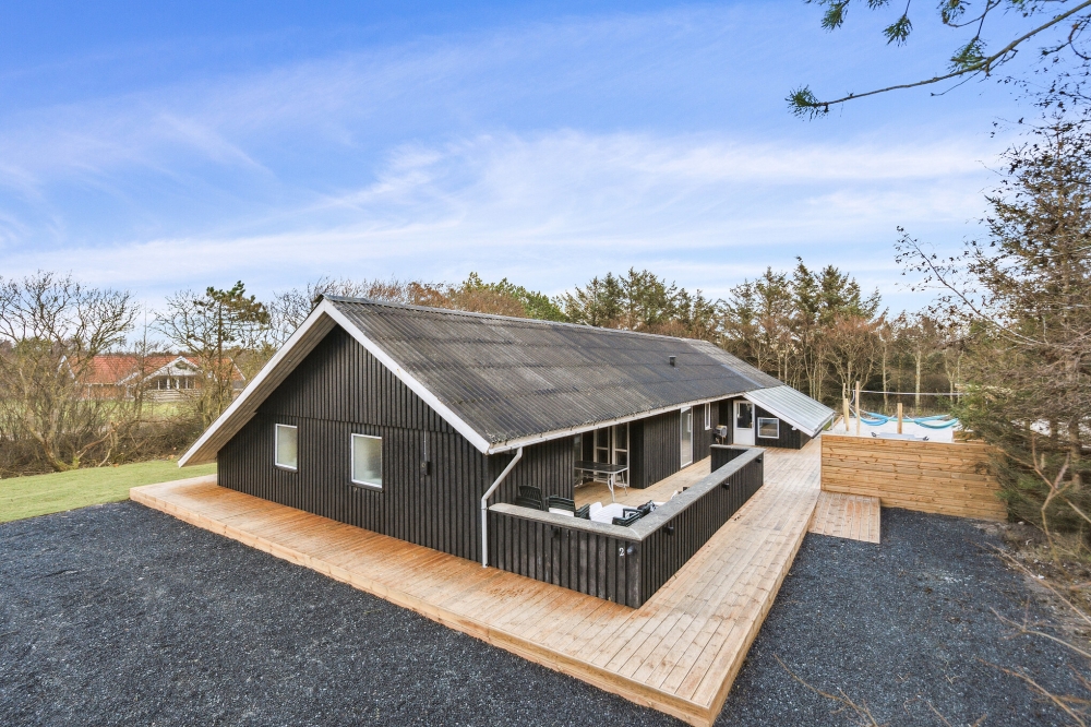 Den praktfulla poolstugan nr 623 med plats för 15 personer ligger i Vestjylland