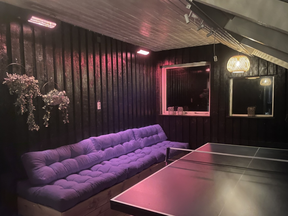 På terrassen i sommarhus nr 623 finns det plats för upp till 15 gäster.
