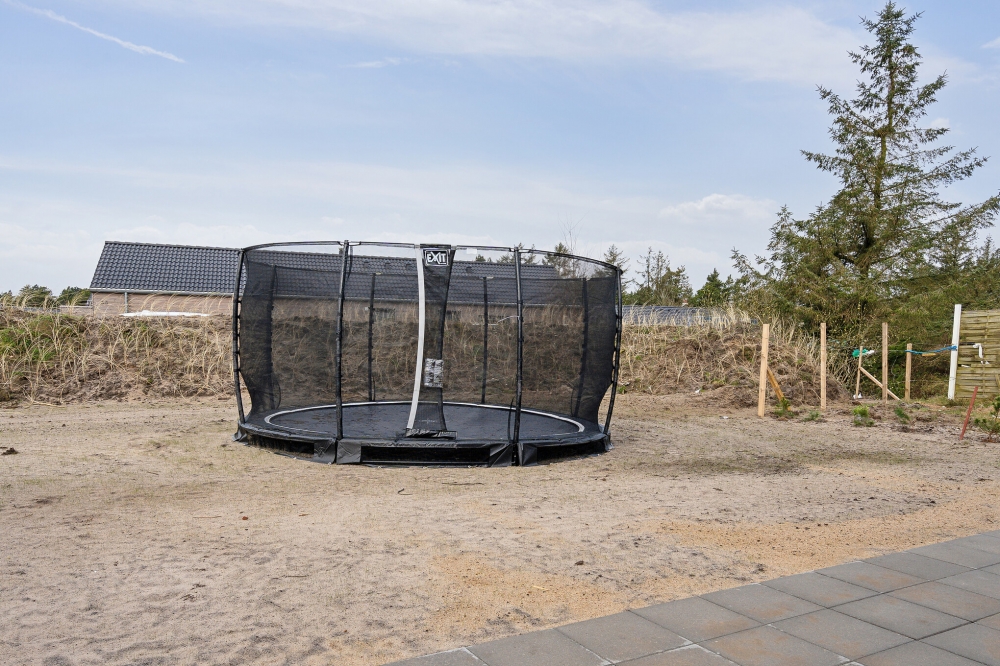 Till den trevliga sommarstugan nr 624 i Sydjylland erbjuds en mängd utomhusaktiviteter, t.ex. lektorn och gungor