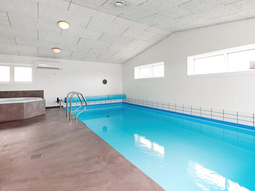 Sommarstuga 626 är inredd med en smakfull poolavdelning som har vattenrutschbana, ett stort inbyggt spapad och bastu