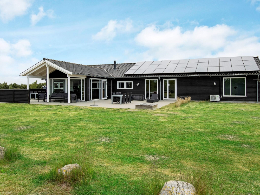I Lolland/Falster/Møn ligger detta vackra poolhus nr 626 med plats för 14 personer.