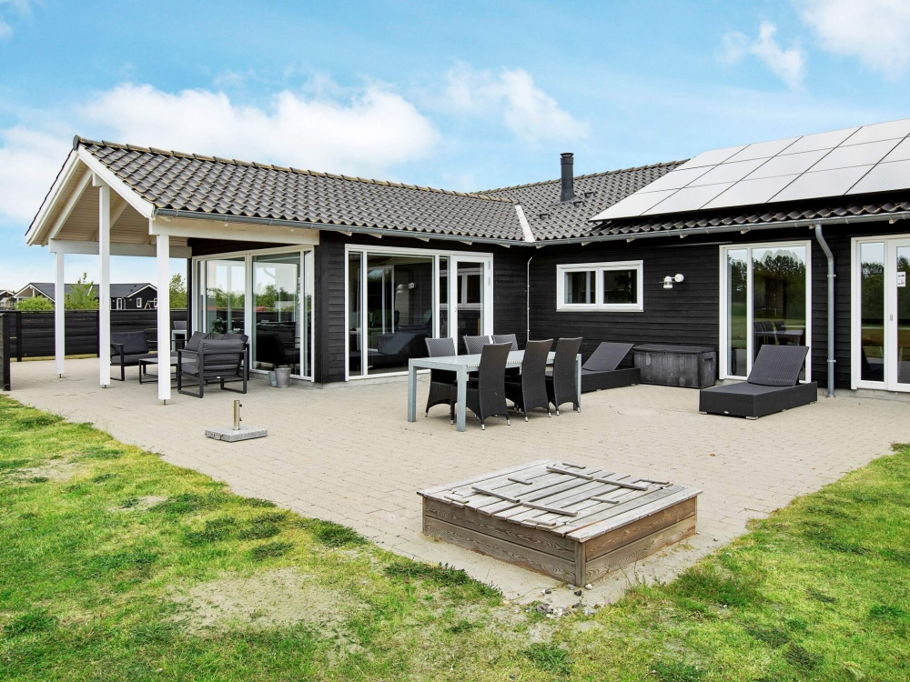 På terrassen i sommarhus nr 626 finns det plats för upp till 14 gäster.