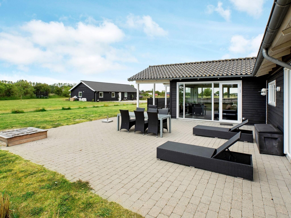 Njut av en grillkväll på terrassen i lyxstuga nr 626 i Lolland/Falster/Møn