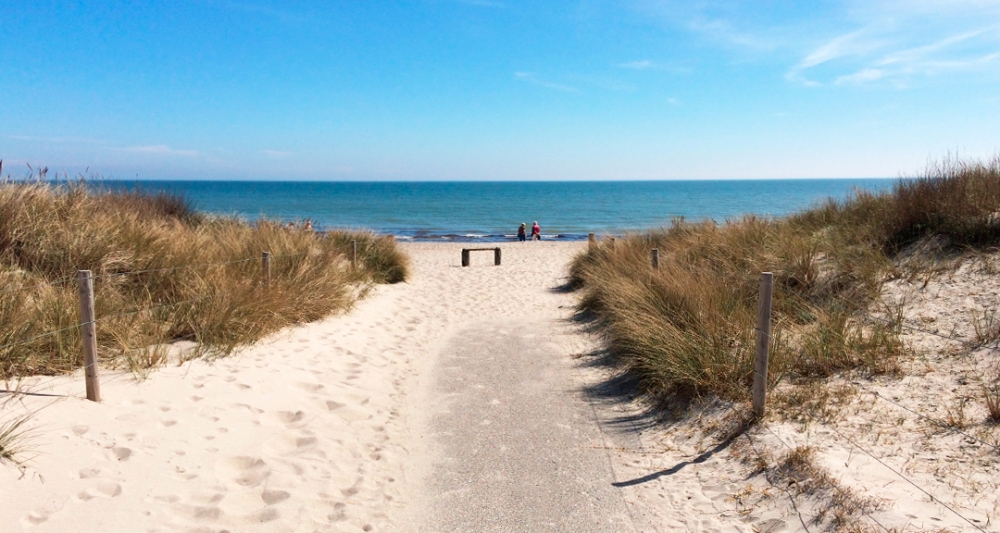 Stranden i närheten av lyxhus 626.