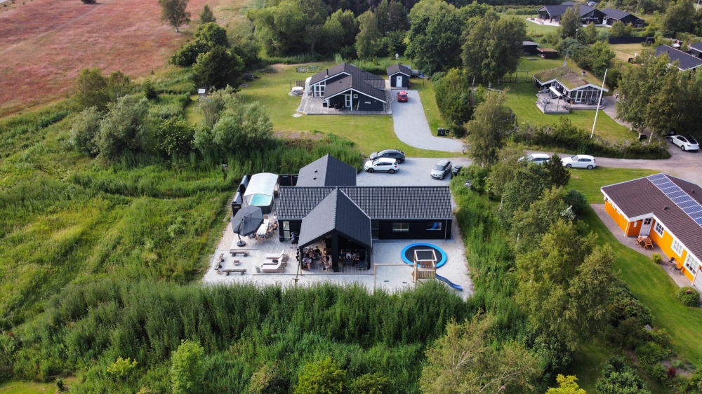 Den tjusiga sommarstugan nr 628 med gott om plats för upp till 12 personer
