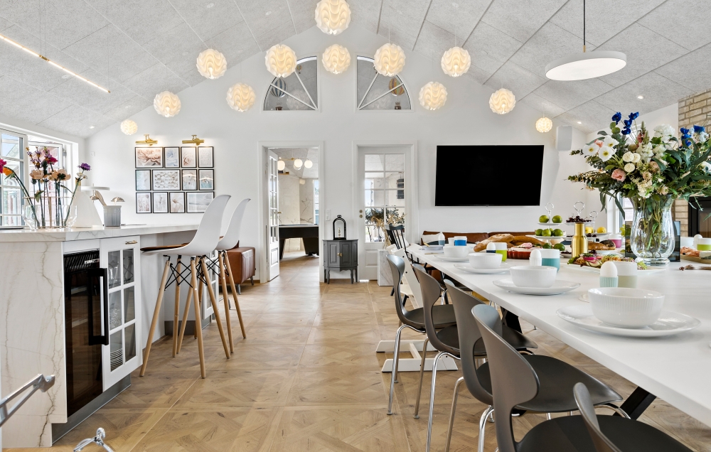 Det stora ljusa vardagsrummet i lyxstuga nr 629 för 20.