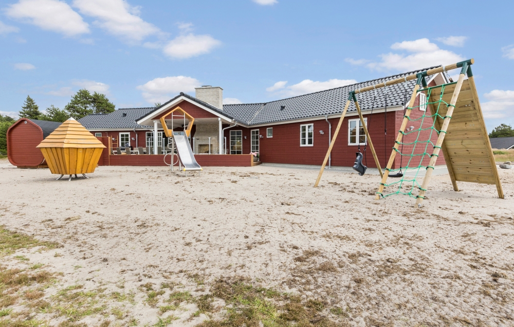 Den praktfulla poolstugan nr 629 med plats för 20 personer ligger i Sydjylland