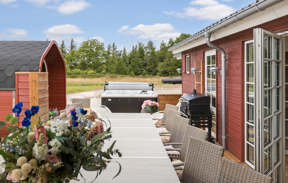 Lyxstuga nr 629 har en härlig terrass med sköna trädgårdsmöbler för 20 personer.