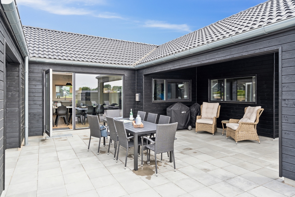 På terrassen i sommarhus nr 632 finns det plats för upp till 18 gäster.