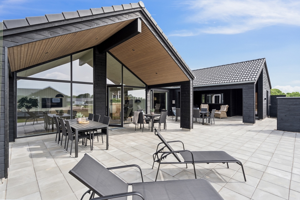 Stor terrass i lyxstuga nr 632 i Sydjylland.