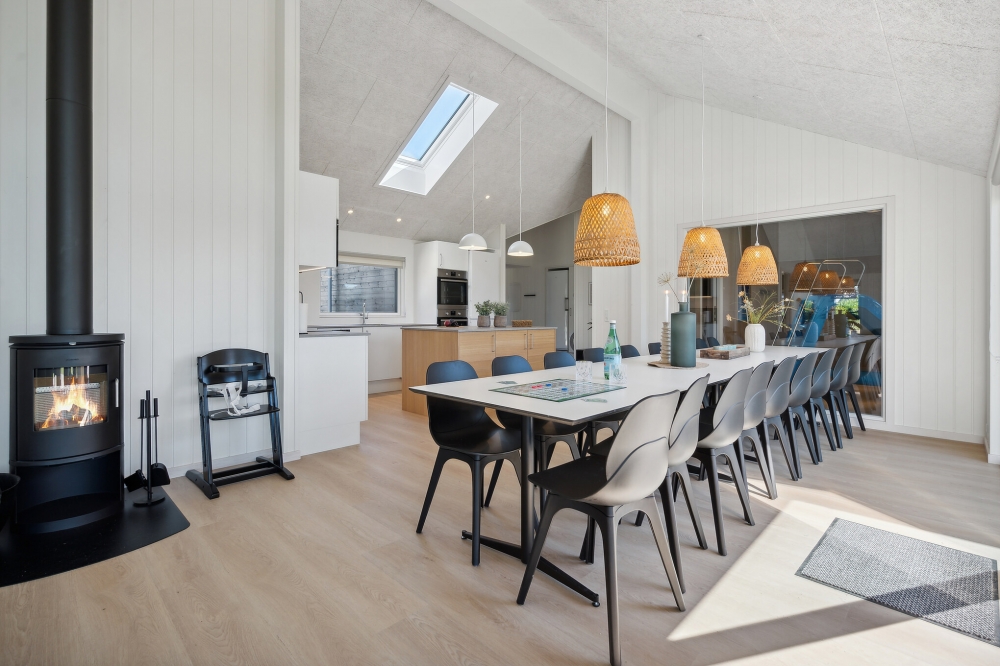 Vardagsrummet i lyxstuga nr. 633 har plats för 18 personer.