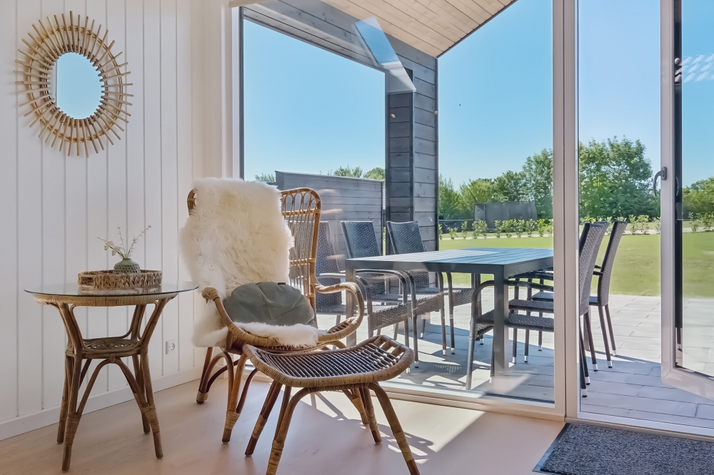 Det stora ljusa vardagsrummet i lyxstuga nr 633 för 18.