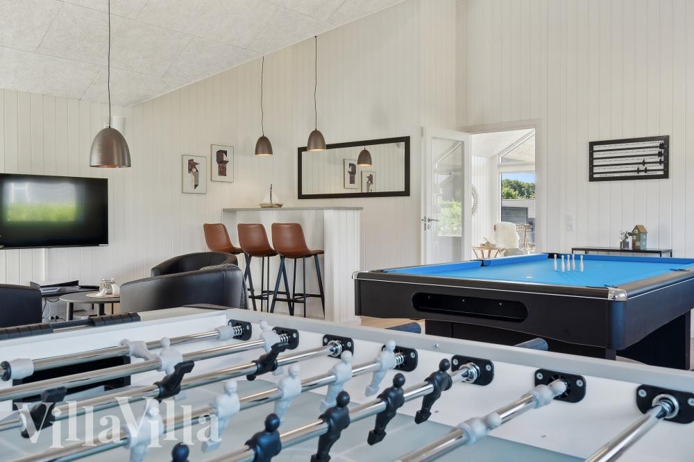 Förutom de många timmar som du kan tillbringa i stugans poolavdelning erbjuder lyxstuga 633 även biljard, bordtennis och dart