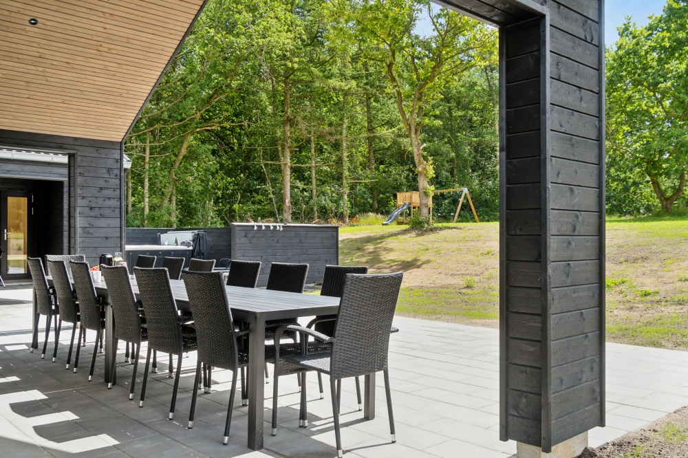 På terrassen i sommarhus nr 640 finns det plats för upp till 14 gäster.