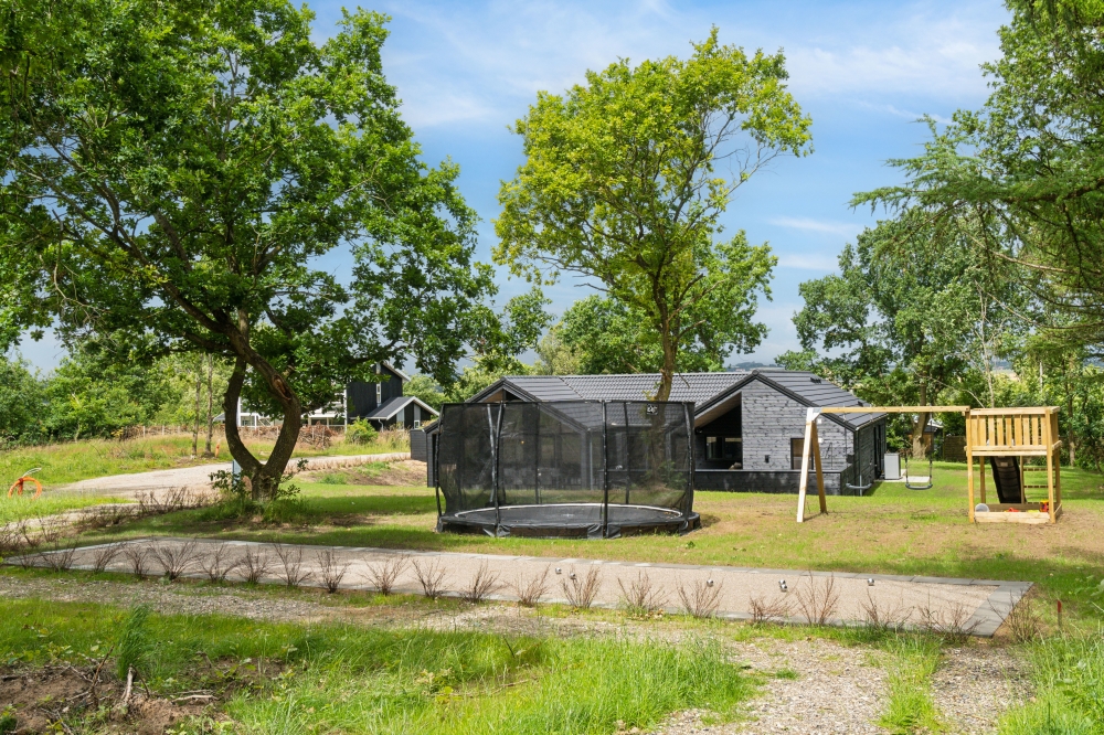 Till den trevliga sommarstugan nr 640 i Østjylland erbjuds en mängd utomhusaktiviteter, t.ex. lektorn och gungor