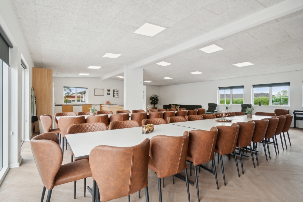Ni kan sitta 40 personer tillsammans i vardagsrummet när ni besöker lyxhus nr 645 i Limfjorden.