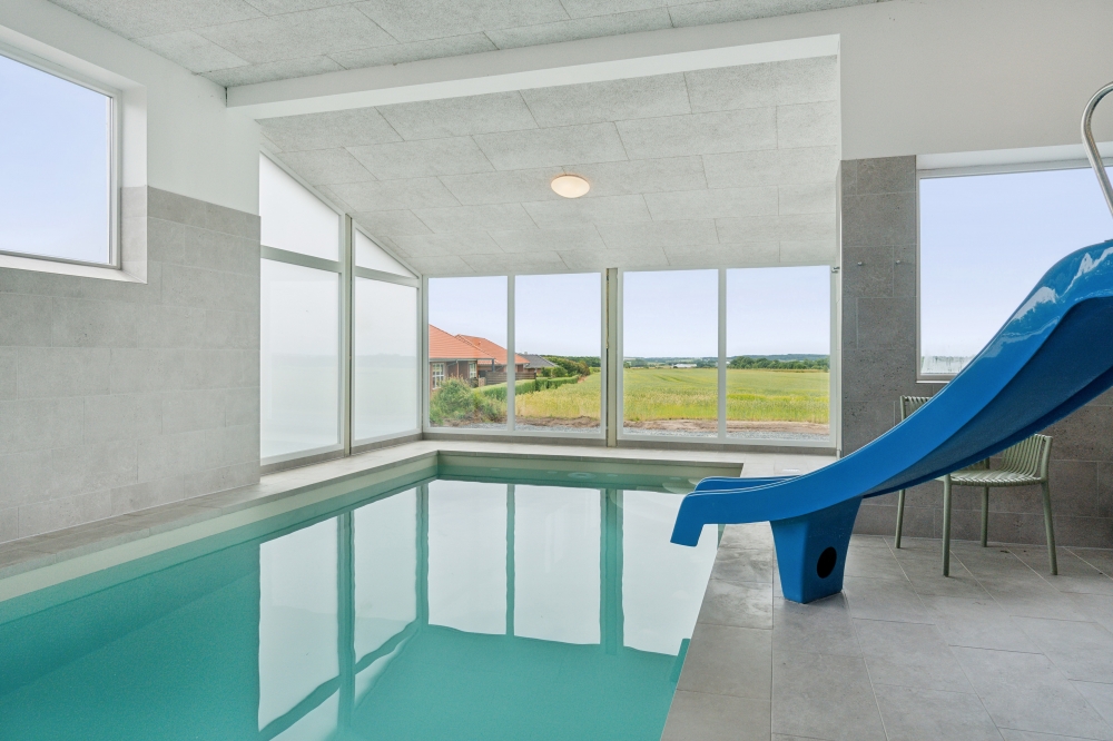 Sommarstuga 645 är inredd med en smakfull poolavdelning som har vattenrutschbana, ett stort inbyggt spapad och bastu