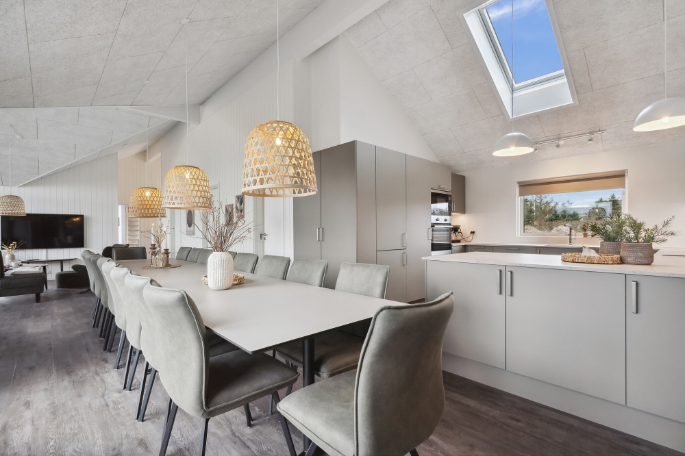 Det stora ljusa vardagsrummet i lyxstuga nr 646 för 18.