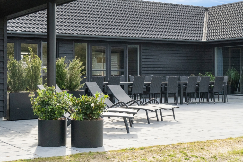 Njut av en grillkväll på terrassen i lyxstuga nr 646 i Nordsjälland