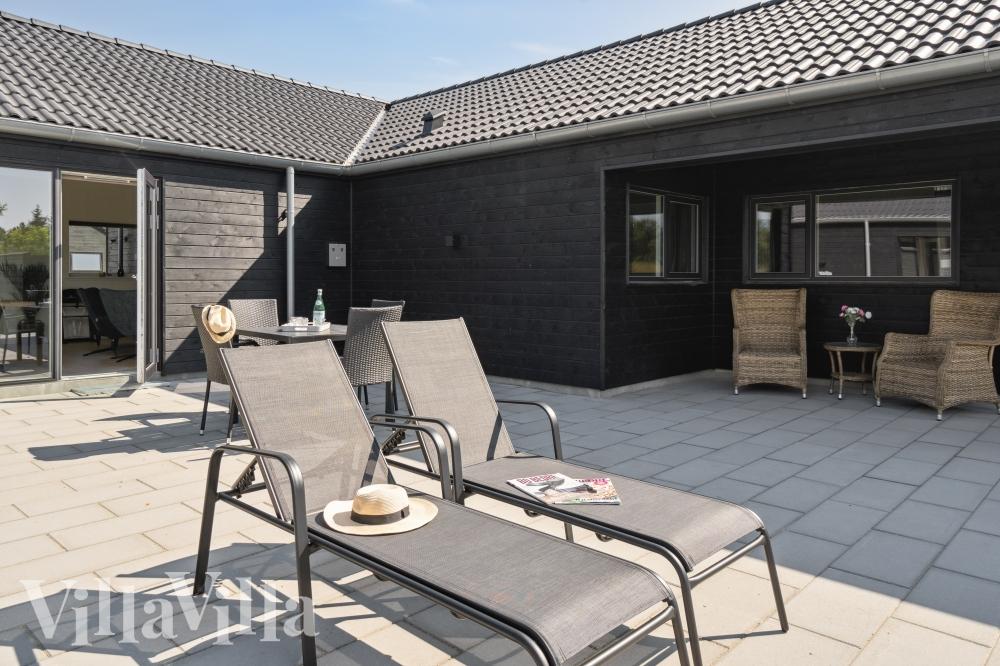 Lyxstuga nr 765 har en härlig terrass med sköna trädgårdsmöbler för 16 personer.