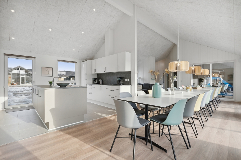 Det stora ljusa vardagsrummet i lyxstuga nr 653 för 22.