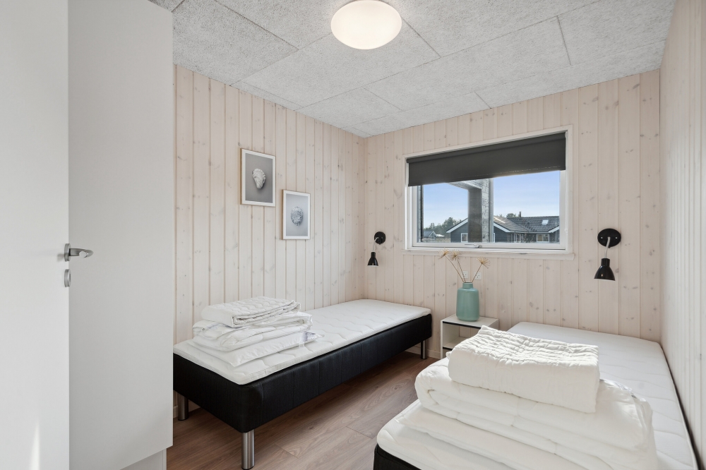 Ett av de 9 utmärkta sovrummen i lyxstuga nr 653 i Vestjylland.