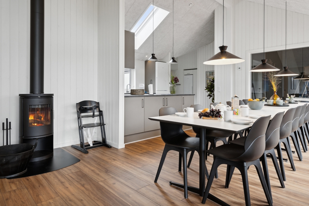Det stora ljusa vardagsrummet i lyxstuga nr 655 för 14.