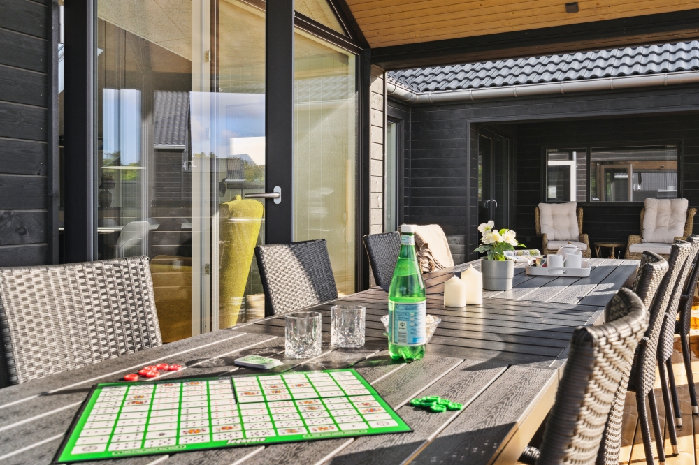 Lyxstuga nr 655 har en härlig terrass med sköna trädgårdsmöbler för 14 personer.