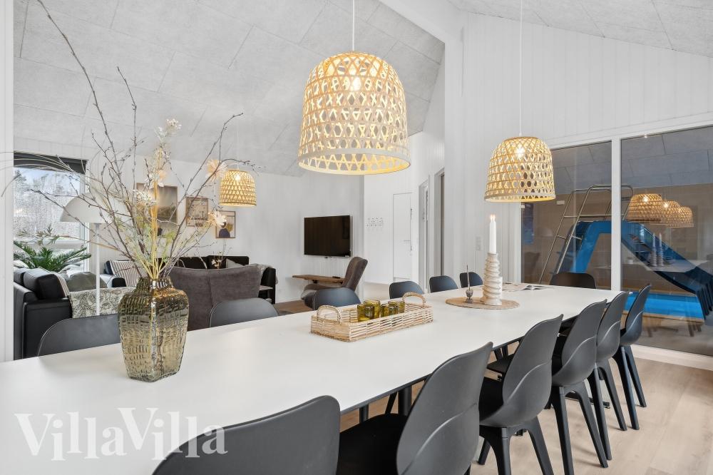 Det stora ljusa vardagsrummet i lyxstuga nr 658 för 20.