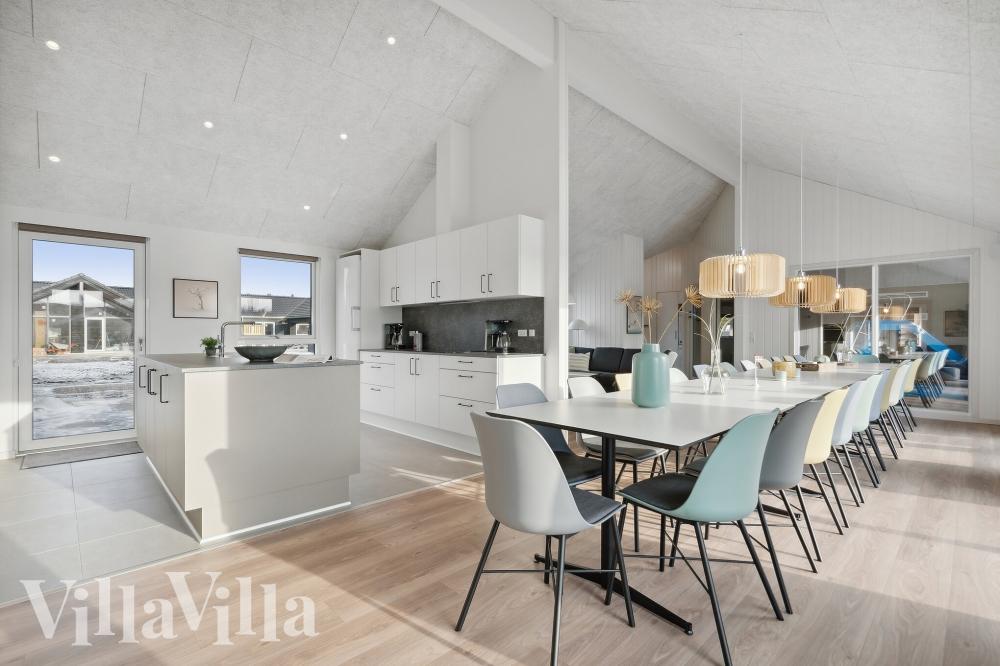 Det stora ljusa vardagsrummet i lyxstuga nr 659 för 20.