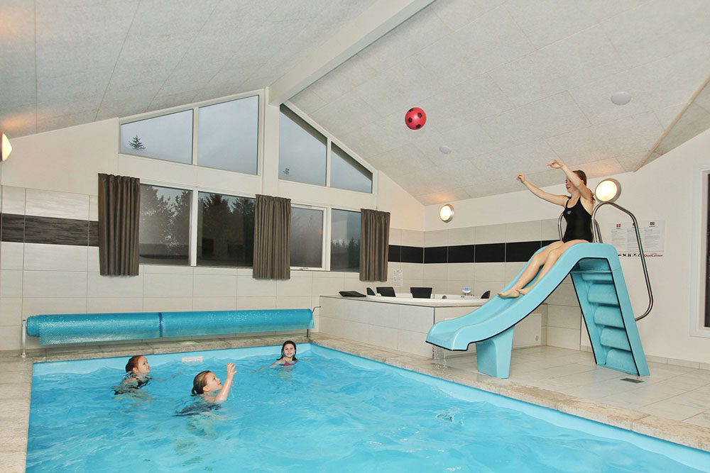I husets egna pool kan det badas i timvis för att därefter koppla av i husets bastu eller spa bad