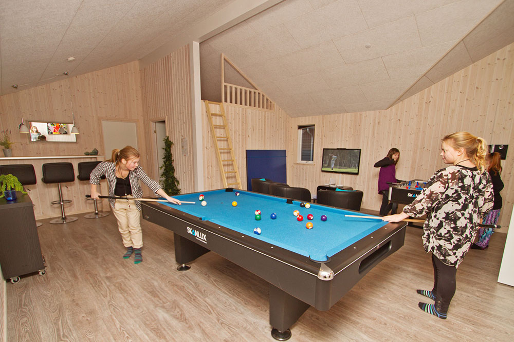 De aktiva gästerna kan utmana varandra i aktivitetsrummet, som har både biljard/bordtennis, fotballspel och dart