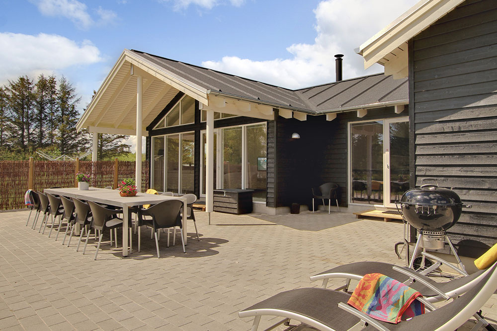 Den stora träterrassen är delvis takbelagd och perfekt till att njuta av en solig sommardag eller en trevlig grillafton