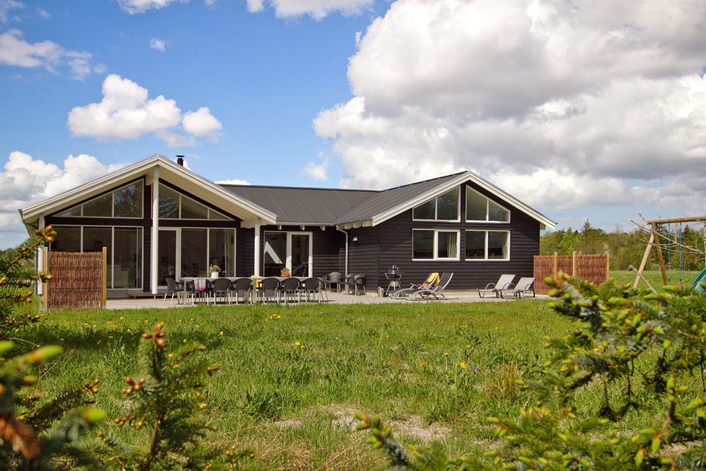 Detta härliga poolhus ligger vid Ålbæks barnvänliga sandstrand