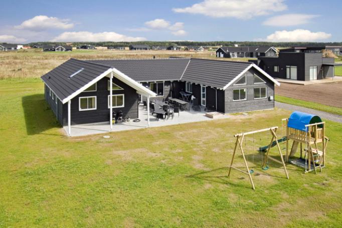 Detta lyxiga poolhus fullt av aktiviteter säkerställer en härlig semester för alla oavsett väder och årstid