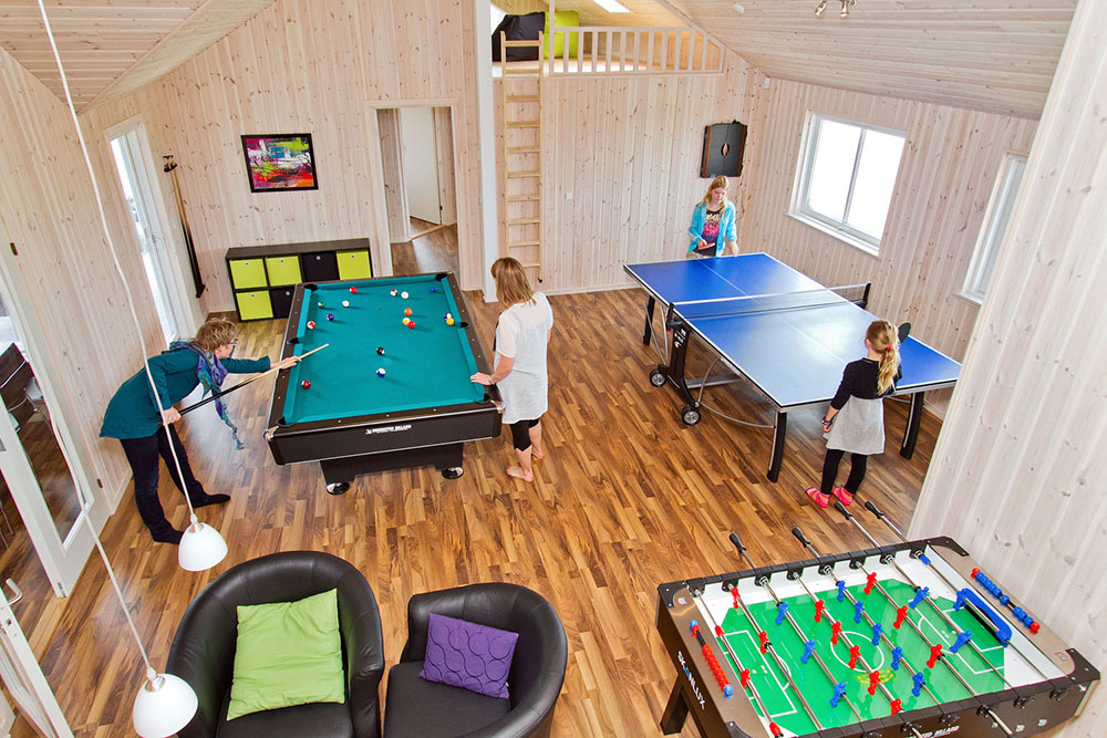 I aktivitetsrummet finns ingen ursäkt att sitta stilla - här kan det tävlas i både biljard, bordtennis, dart och bordsfotboll