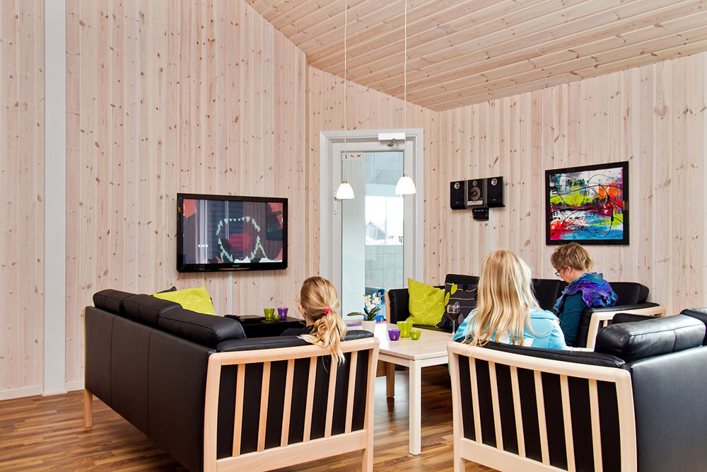 Från den komfortabla soffgruppen med pllattskärms-tv och DVD är det insyn till poolrummet