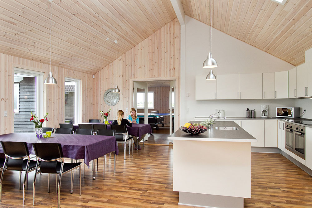 I det stora vardagsrummet som ligger i öppen förbindelse med köket finns gott om plats till gemenskap och trevliga middagar