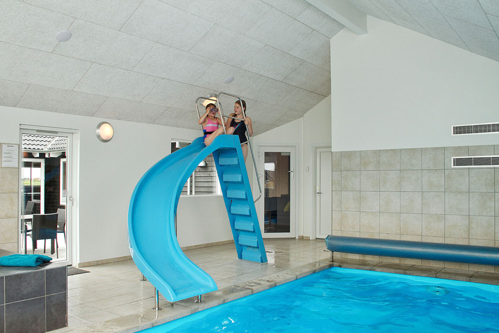 Den stora poolen med vattenrutschbana inbjuder till timvis av lek och skoj, och därefter kan man slappa i husets spa och bastu