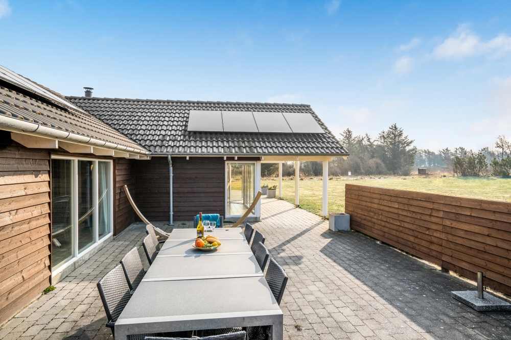 Njut av en grillkväll på terrassen i lyxstuga nr 236 i Nordjylland