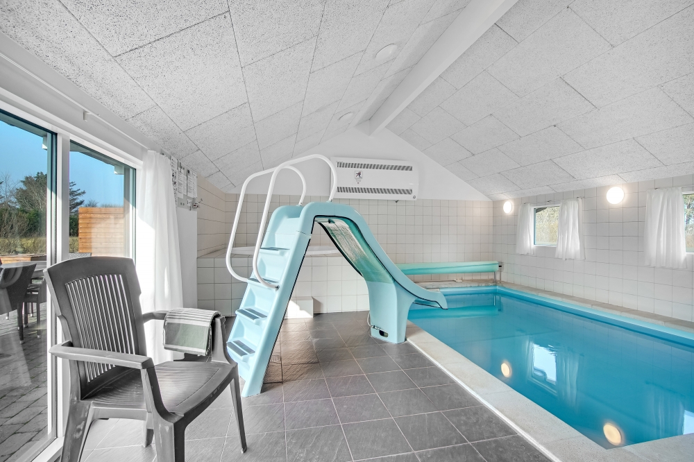 Den härliga poolen i lyxstuga nr 236 för 14 personer