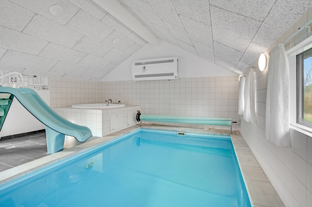 Sommarstuga 236 är inredd med en smakfull poolavdelning som har vattenrutschbana, ett stort inbyggt spapad och bastu